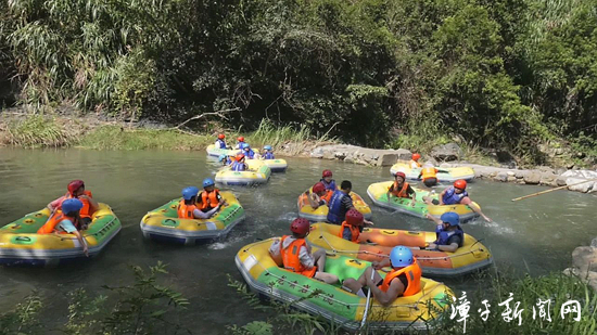 漳平拱桥:龙啸岩漂流迎来游玩高峰-龙岩市漳平市人民政府